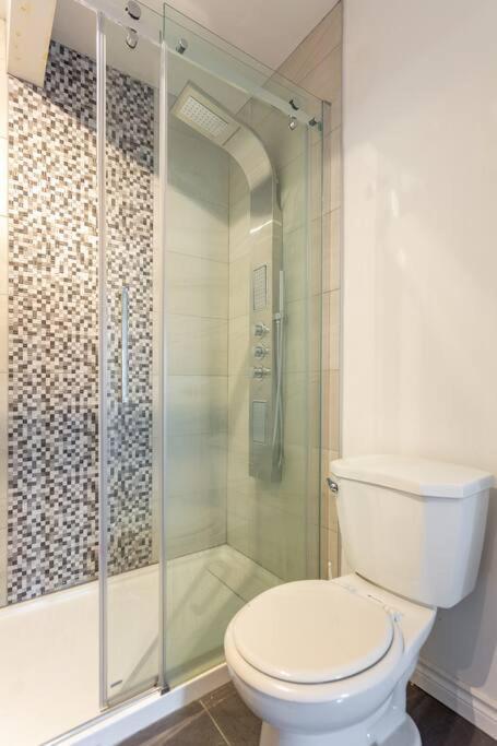 Lovely Rental Unit With Balcony~ Autoroute 40 蒙特利尔 外观 照片