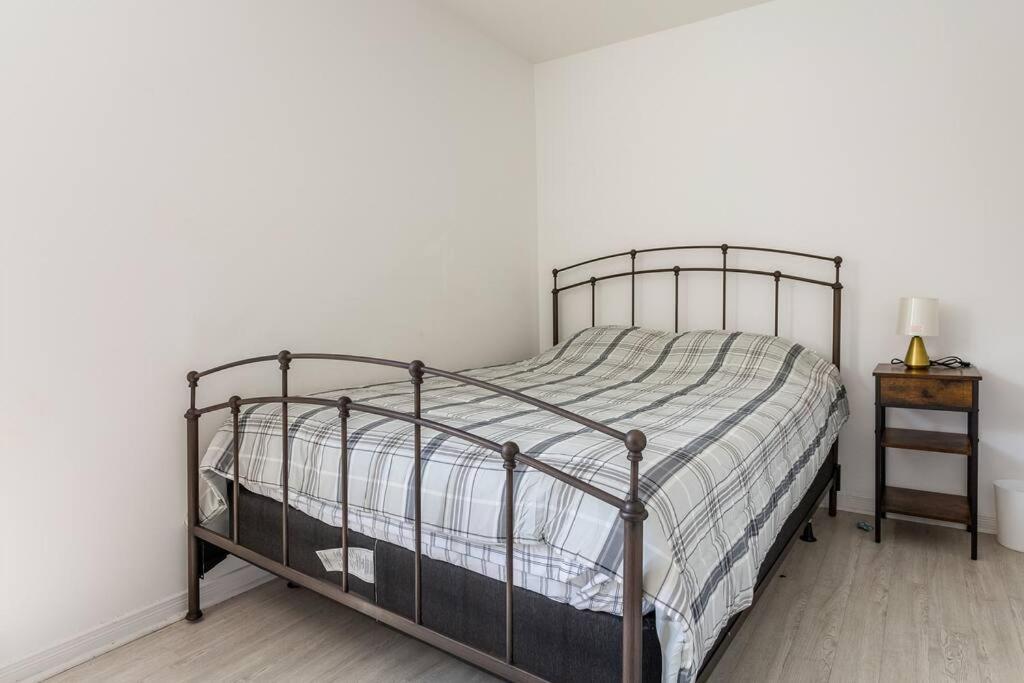 Lovely Rental Unit With Balcony~ Autoroute 40 蒙特利尔 外观 照片
