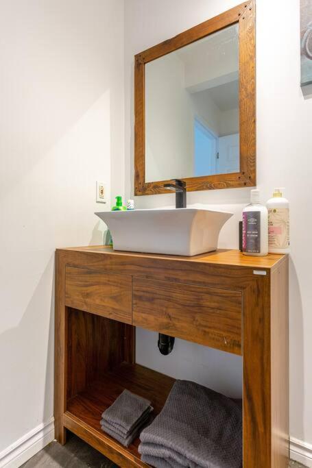 Lovely Rental Unit With Balcony~ Autoroute 40 蒙特利尔 外观 照片